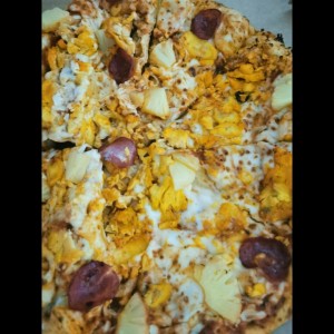 Pizza de piña, pollo y salami