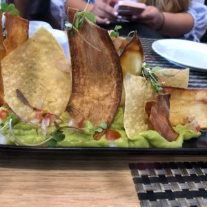 guacamole con chips