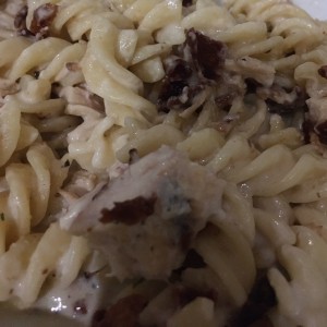 Rotini pasta con bacon.