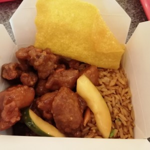 Cajita ChenChen: Arroz frito de vegetales, costillas agridulce y wanton frito.