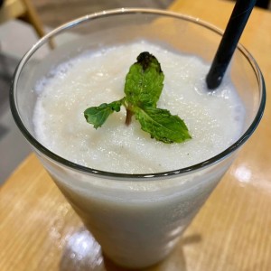 Limonada de coco con hierbabuena