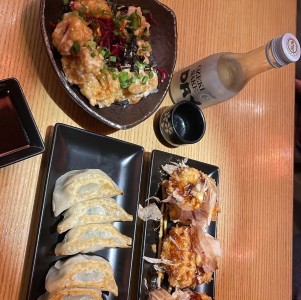 Entradas - Gyoza / eby mayo/deep fried tofu.