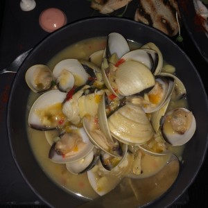 Almejas al ajillo