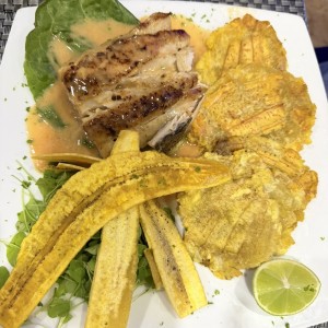 Filete de Pescado en Salsa de Coco y Mango