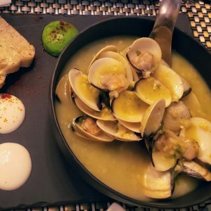 Almejas al ajillo