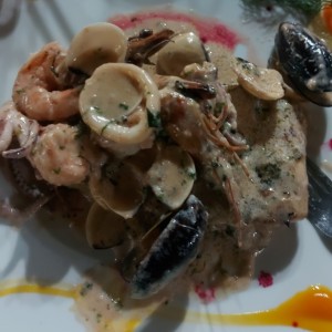 filete de corvina con mixto de mariscos