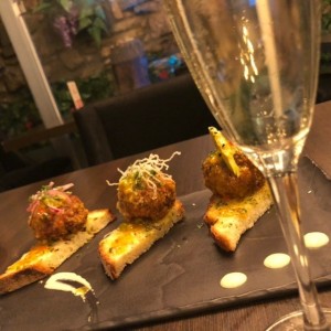 crostini e polpette di pesce