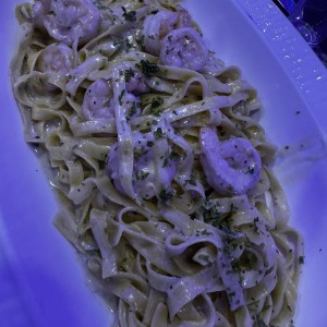 Fettuccine Alfredo con Camarones