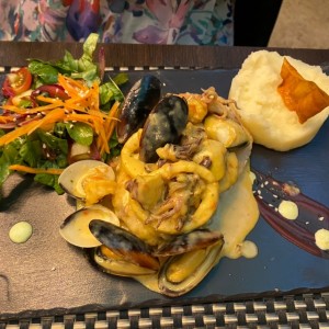 filete de pescado en salsa de marisco