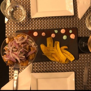 ceviche frito y chips de platanos