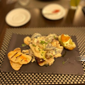 Filete de corvina en salsa de mariscos