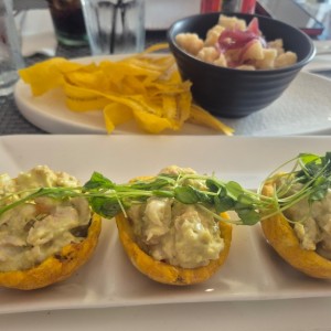 ceviche frito y canoa de camarones