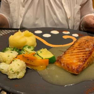 salmon en salda de maracuya con pure y vegetales