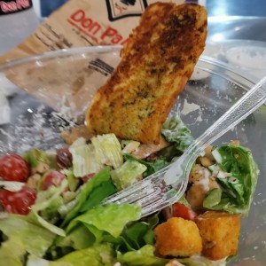 Ensalada con pan de ajo