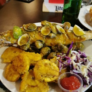 pescado con salsa de almejas