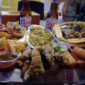 Picada para dos, patacones rellenos y almejas.