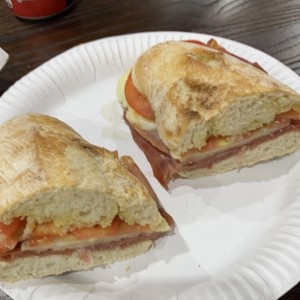 Bocadillo de jamon serrano con tomate y queso manchego