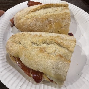 Bocadillo de Jamón Serrano con Queso Manchego