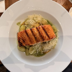 Salmón en Maracuyá y Gnocchi al Pesto