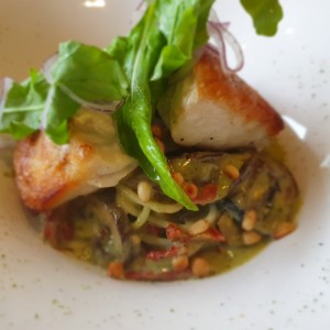 Corvina con espagueti al pesto