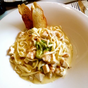 Pechuga de Pollo con espaguetis en salsa Linguini