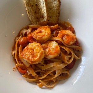 Pasta con langostinos tomates cherry