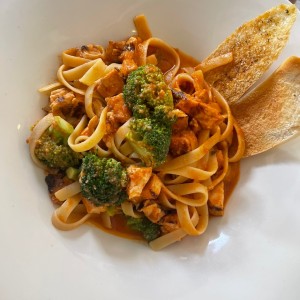 Pasta con pollo y brocoli