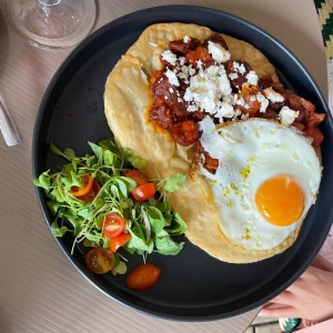 Hojalda con salchicha de pavo y huevo frito