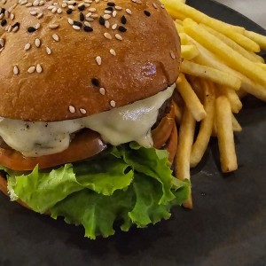 Hamburguesa Angus con cebolla caramelizada
