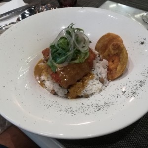 Filete de pescado en salsa curry sobre arroz con guandu