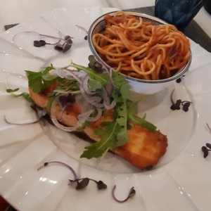 Salmon con spaghetti integral bolognesa