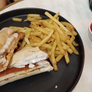 emparedado de pollo y papas