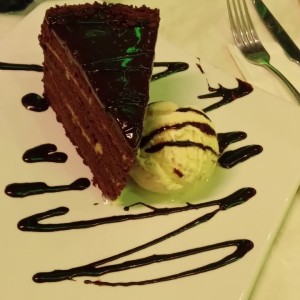 postre de chocolate y helado