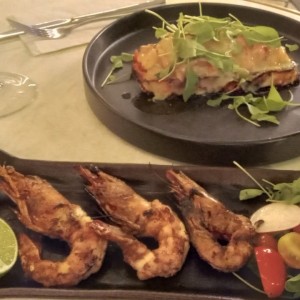 Langostinos y brocheta tradicional