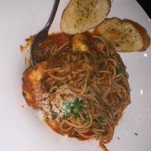 spaguetti con camarones con tomate y curry