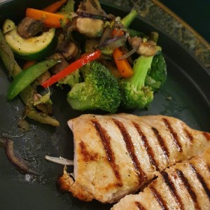 Vegetales con pollo a la parrilla