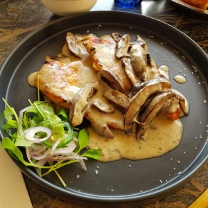 Pollo grill en salsa de hongos