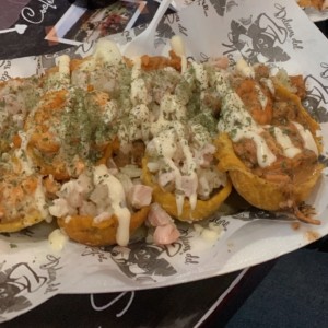 Pescado escabeche con patacones rellenos