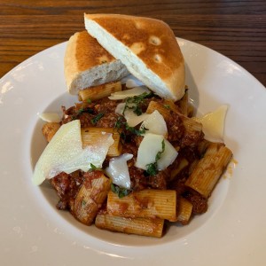 Pasta con carne de res ragu