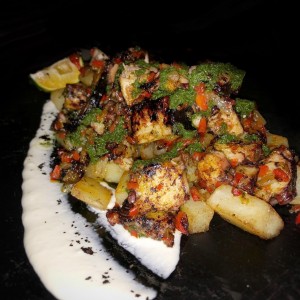 Pulpo en una cama de papas salteadas