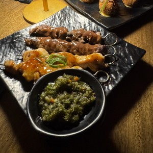 Brochetas de carne y pollo