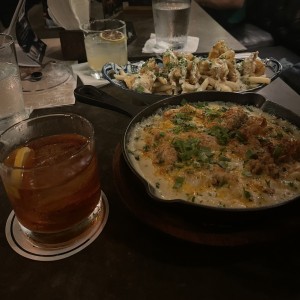 Papas Crispy, Mac N' Cheese y Old Fashioned