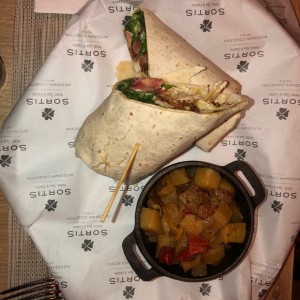 wrap de pollo y papas salteadas