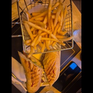 EMPAREDADOS - GRILLED CHICKEN SANDWICH