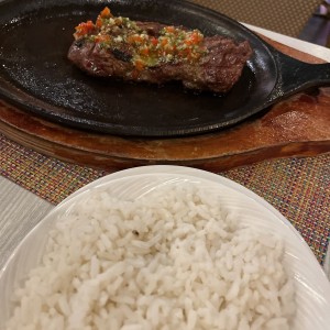 Filete de res con arroz blanco