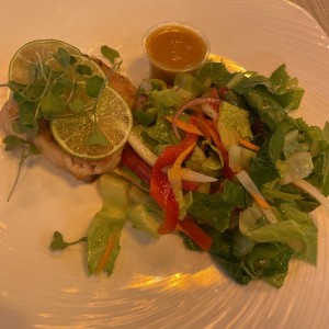 Filete de corvina al ajillo con ensalada