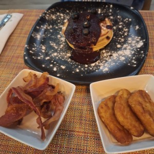 DESAYUNOS - BUTTERMILK PANCAKES con tocino y papas ralladas