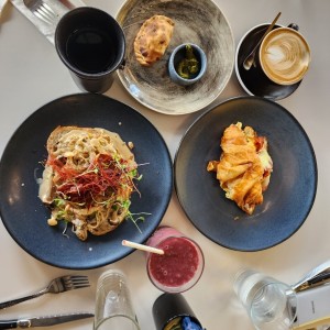 tostada fungi, empanada de cordero y croissant con pepperoni y mozarella