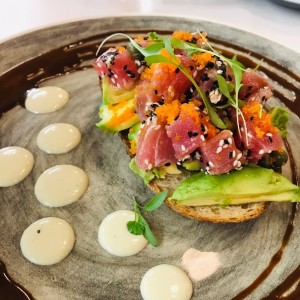 tostada com atun