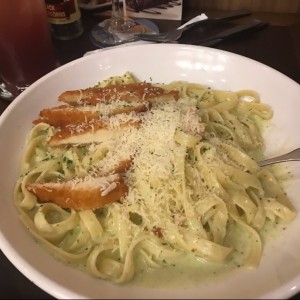 Pesto pasta con fried chicken strips